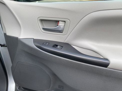 Used 2020 Toyota Sienna LE w/ LE Preferred Package image 53