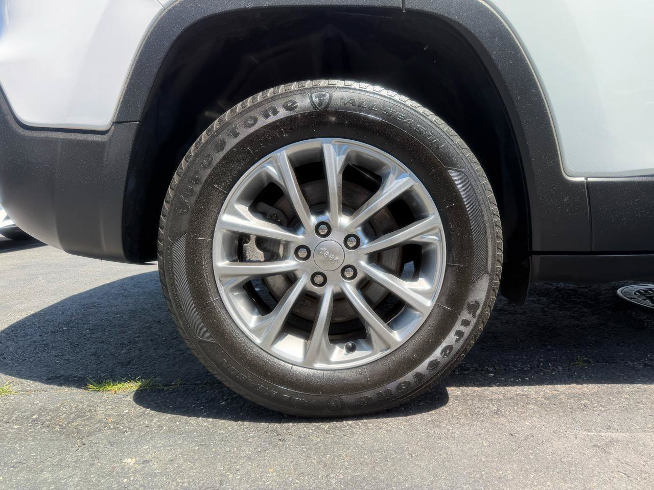 Used 2019 Jeep Cherokee Latitude Plus w/ Comfort/Convenience Group AWD/4WD image 28