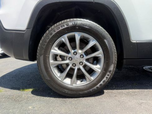 Used 2019 Jeep Cherokee Latitude Plus w/ Comfort/Convenience Group AWD/4WD image 28