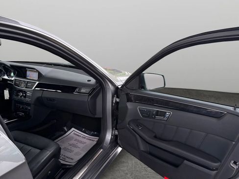 Used 2010 Mercedes-Benz E 550 4MATIC Sedan image 19