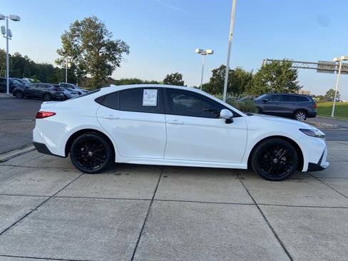 Used 2025 Toyota Camry SE FWD image 13