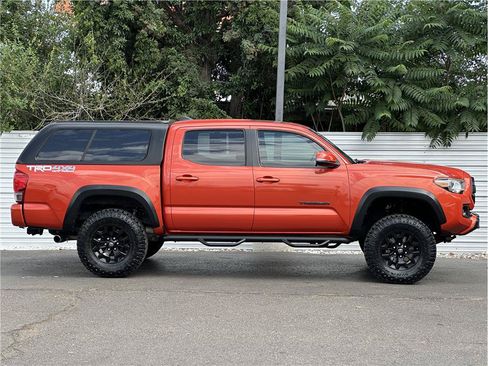Used 2016 Toyota Tacoma TRD Off-Road AWD/4WD image 9