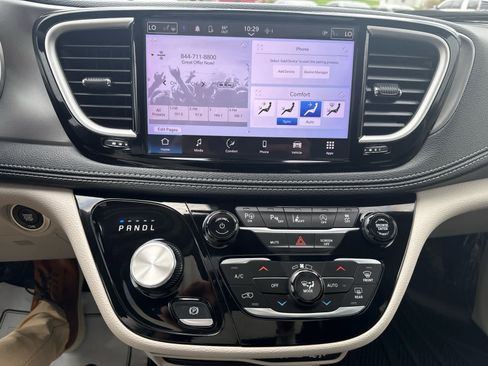 Used 2023 Chrysler Pacifica Touring-L image 23