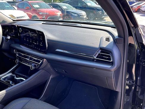 Used 2026 Chevrolet Traverse LT FWD image 12
