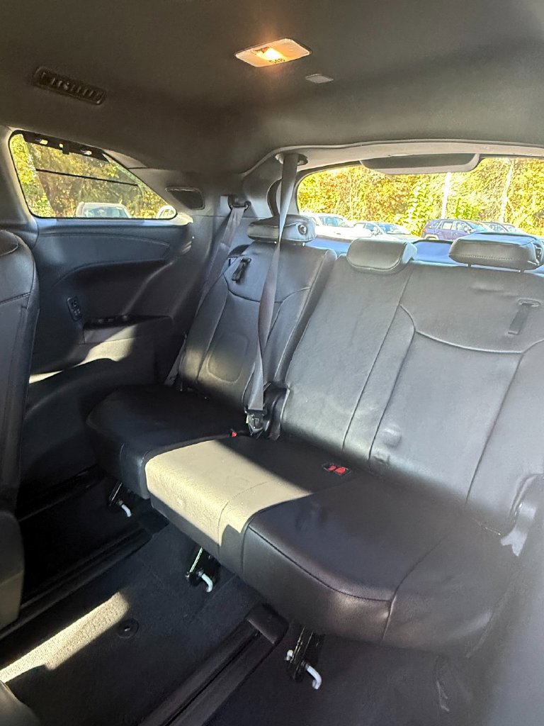 Used 2025 Toyota Sienna Platinum AWD/4WD image 30