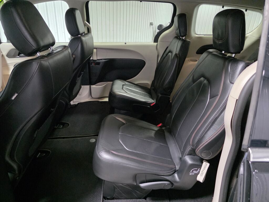 Used 2020 Chrysler Pacifica Touring-L FWD image 10