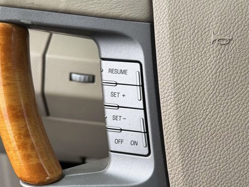 Used 2010 Lincoln Navigator Base image 22