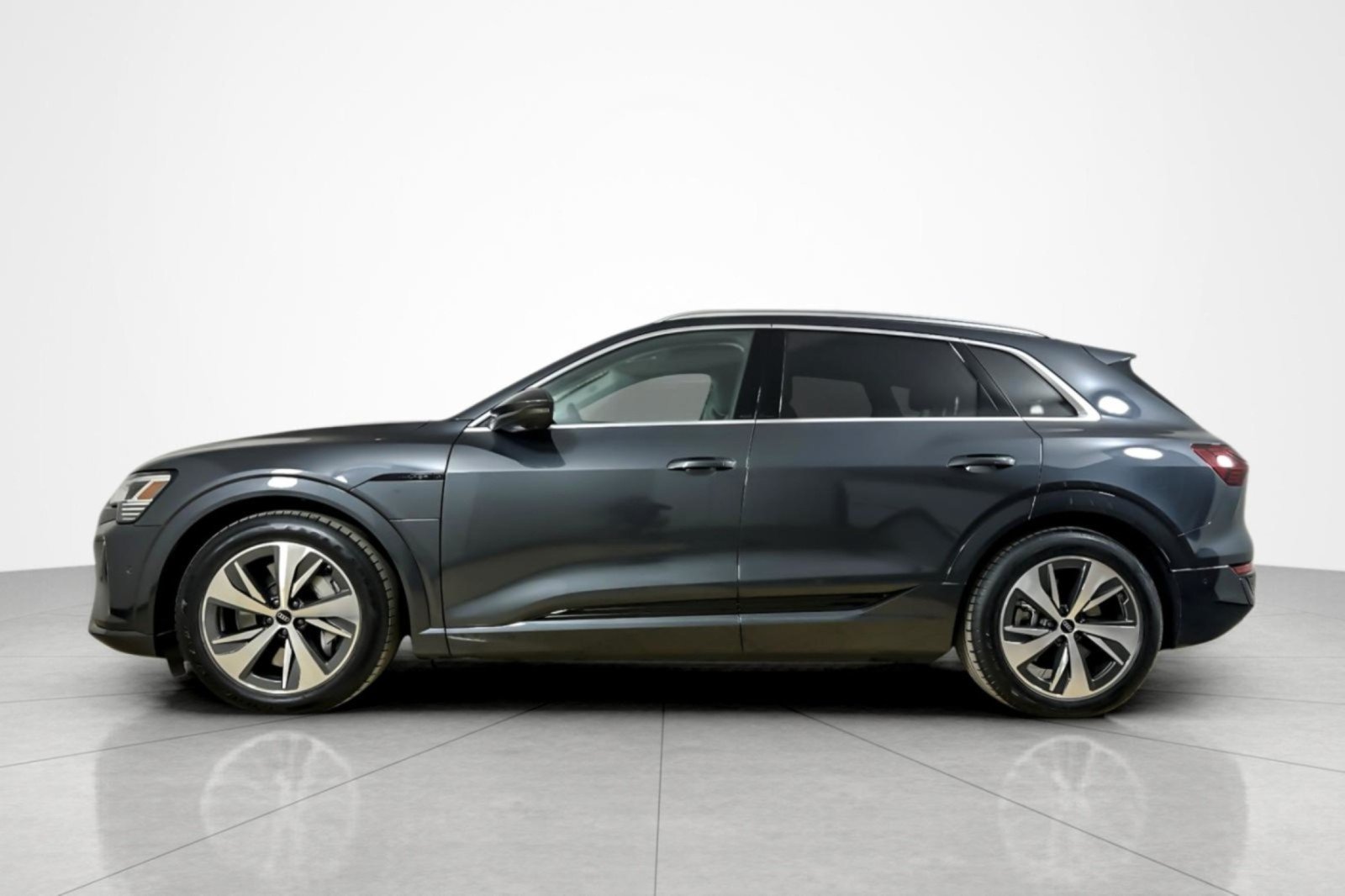 Used 2024 Audi Q8 e-tron Premium Plus w/ Premium Plus Package AWD/4WD image 2
