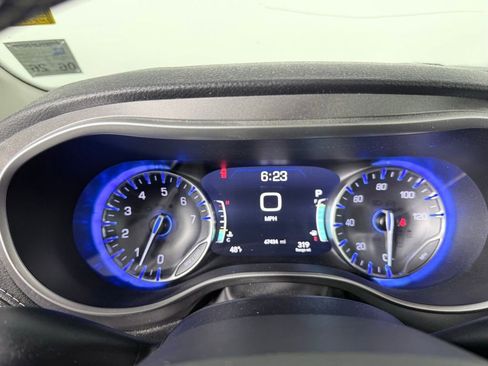 Used 2022 Chrysler Pacifica Touring-L w/ Uconnect Theater Family Group image 15