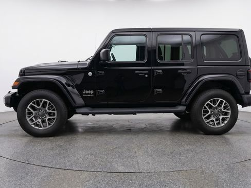 Used 2025 Jeep Wrangler Unlimited Sahara AWD/4WD image 5
