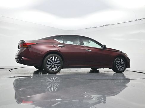 Used 2024 Nissan Altima 2.5 SV FWD image 22