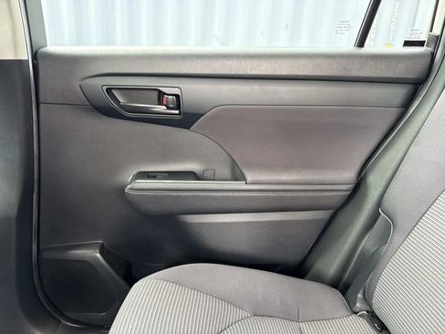 Used 2020 Toyota Highlander L AWD/4WD image 19