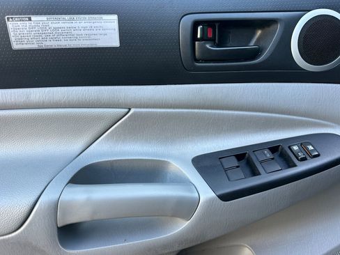 Used 2015 Toyota Tacoma 4x4 Double Cab w/ TRD Off-Road Package image 11