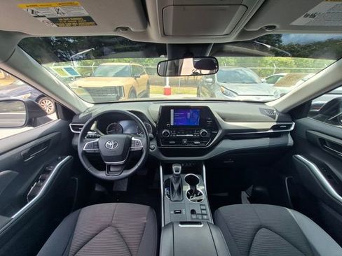 Used 2024 Toyota Highlander LE FWD image 15