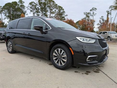 Used 2024 Chrysler Pacifica Select image 2