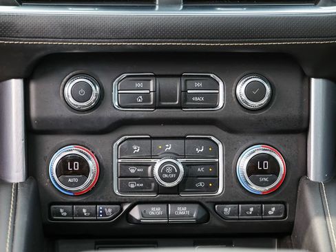 Used 2024 GMC Yukon SLT w/ SLT Luxury Package AWD/4WD image 13