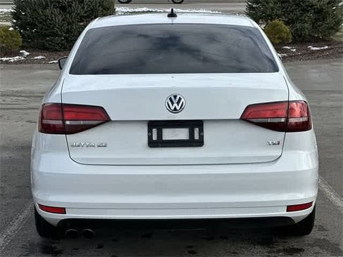 Used 2017 Volkswagen Jetta SE image 4