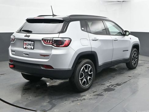 Used 2025 Jeep Compass Trailhawk AWD/4WD image 10