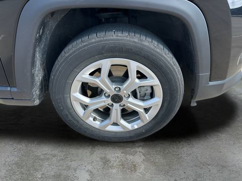 Used 2025 Jeep Compass Latitude image 32