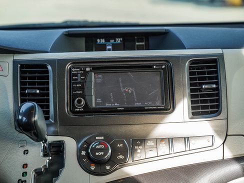 Used 2014 Toyota Sienna SE image 15