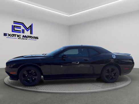 Used 2019 Dodge Challenger SXT RWD image 2