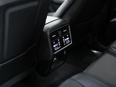 Certified 2023 Porsche Cayenne Platinum Edition image 28