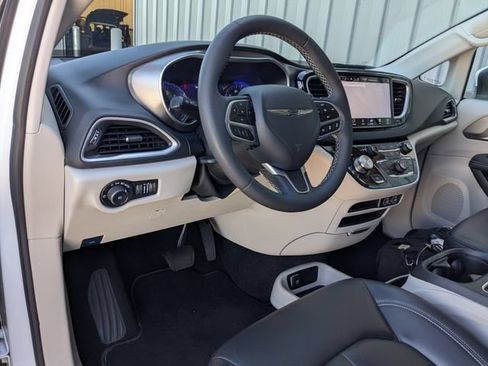 Used 2023 Chrysler Pacifica Touring-L FWD image 2
