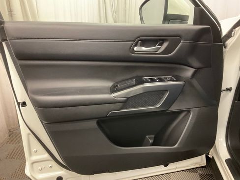 Used 2023 Nissan Pathfinder SL image 15