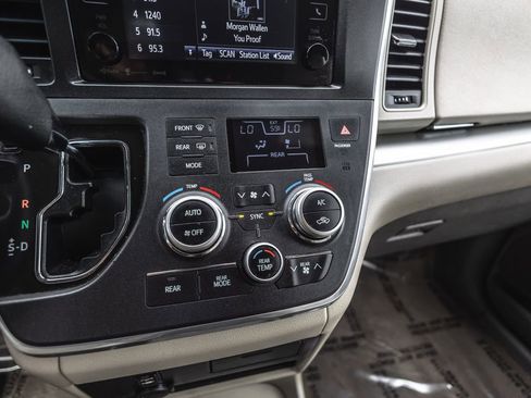 Used 2017 Toyota Sienna LE FWD image 17
