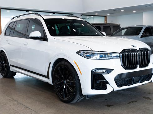 Used 2022 BMW X7 M50i image 3