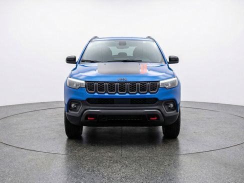 Used 2025 Jeep Compass Trailhawk AWD/4WD image 2