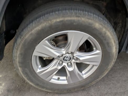 Used 2022 Toyota RAV4 XLE w/ Convenience Package image 9