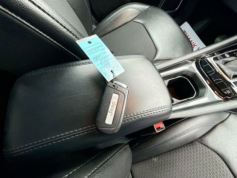 Used 2024 Jeep Compass Latitude image 32