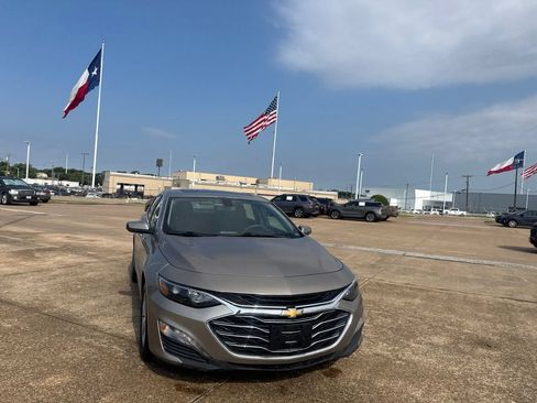 Used 2022 Chevrolet Malibu LT FWD image 3
