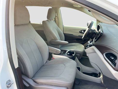 Used 2021 Chrysler Pacifica Touring w/ Cold Weather Group image 25