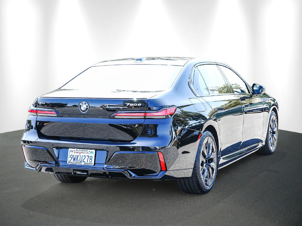 Used 2026 BMW 750e xDrive AWD/4WD image 6