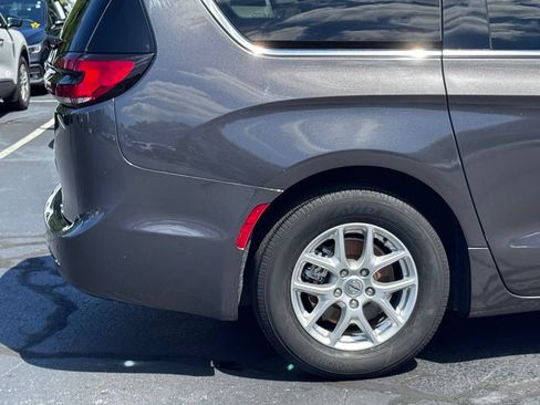 Used 2023 Chrysler Pacifica Touring-L FWD image 37