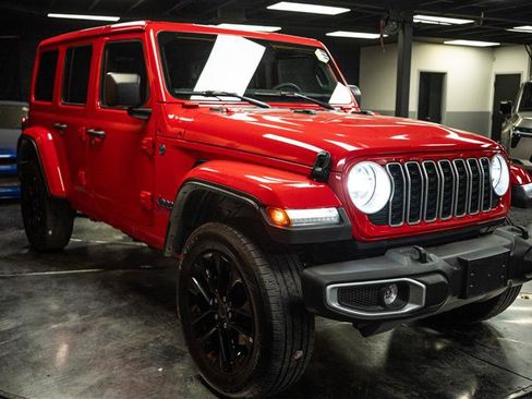 Used 2025 Jeep Wrangler Unlimited Sahara w/ Safety Group image 5