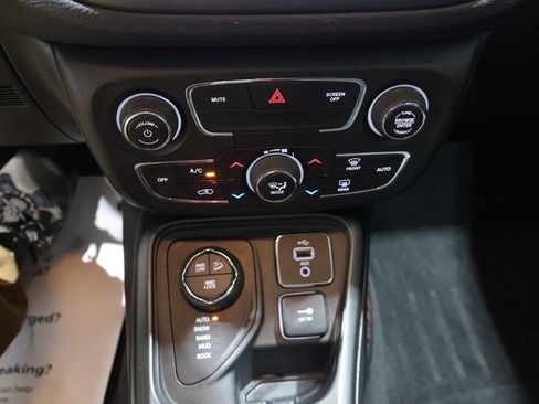 Used 2018 Jeep Compass Trailhawk w/ Cold Weather Group AWD/4WD image 28