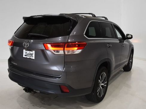 Used 2017 Toyota Highlander LE FWD image 4