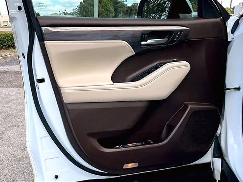 Used 2021 Toyota Highlander Platinum image 25