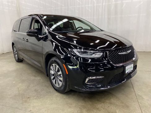 Used 2024 Chrysler Pacifica Limited FWD image 7
