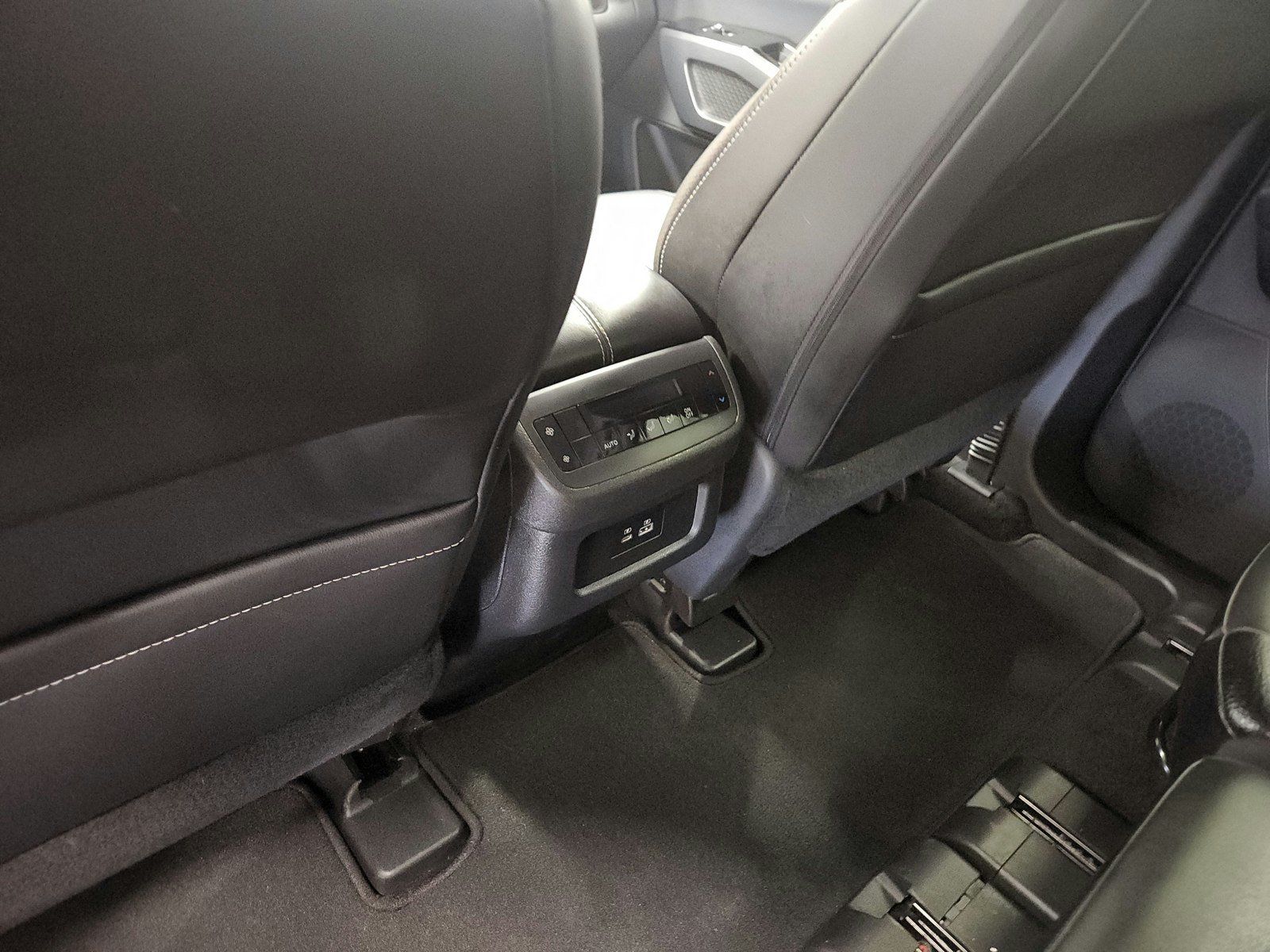 Used 2024 Nissan Pathfinder SL FWD image 25