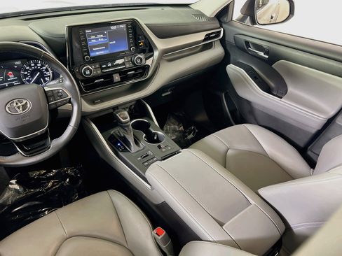 Used 2021 Toyota Highlander XLE AWD/4WD image 23