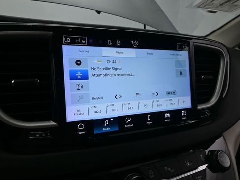 Used 2023 Chrysler Pacifica Touring-L FWD image 34