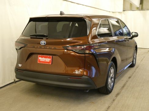 Certified 2024 Toyota Sienna LE image 6