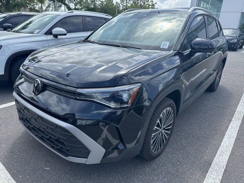 Used 2025 Volkswagen Taos SE w/ Panoramic Sunroof Package image 3