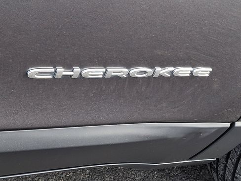 Used 2019 Jeep Cherokee Limited image 30