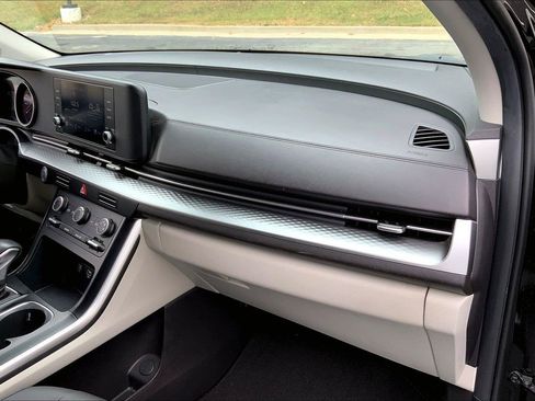 Used 2024 Kia Carnival LX FWD image 11