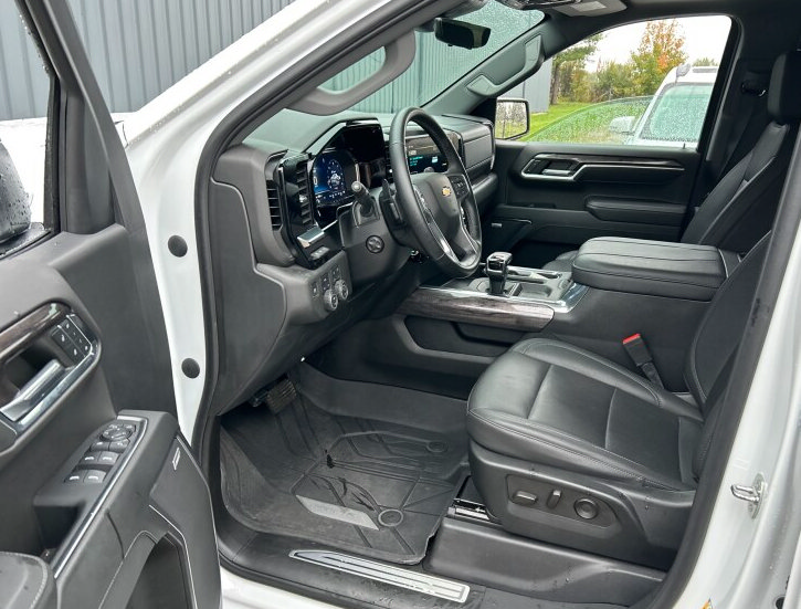 Used 2023 Chevrolet Silverado 1500 LTZ w/ Technology Package AWD/4WD image 4